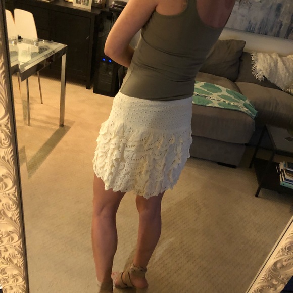 Ivory layered lace skirt. - Picture 3 of 8